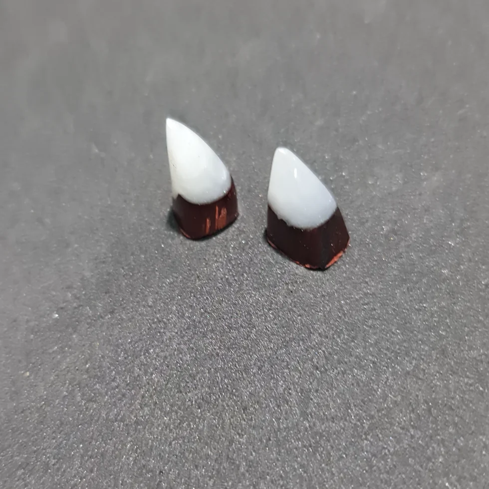 Los Colmillos de Fustchic en palo rojo con epoxi blanco y negro