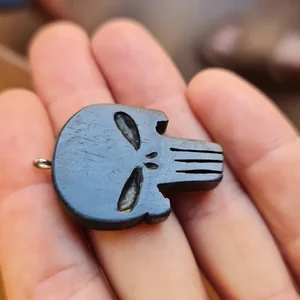 Pendiente artesanal de madera con forma de calavera