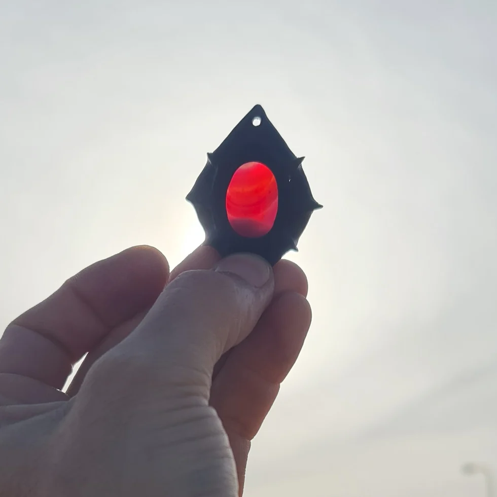 Sol de Ébano, amuleto oscuro de ébano y piedra magenta